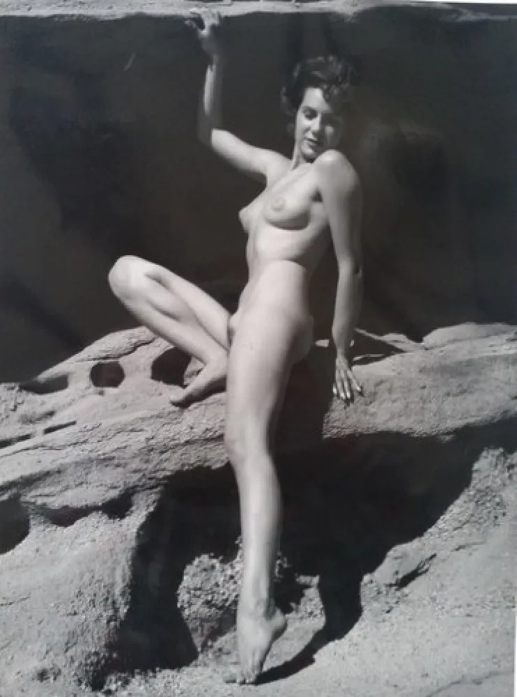 Fotografie De Dienes  - Nu assise sur rocher