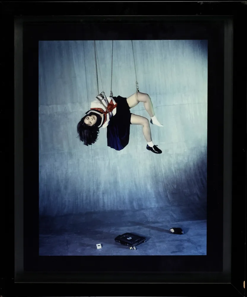 Fotografie Araki - Hanging School Girl