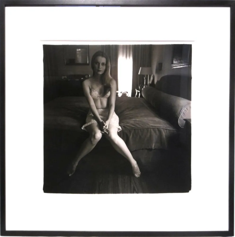 Fotografie Arbus - Mia Villiers-Farrow on a bed