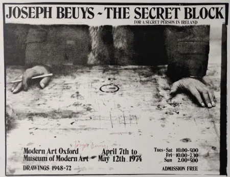 Zeefdruk Beuys -  „Joseph Beuys - The secret block. For a secret person in Ireland. Modern Art Ox- ford. Museum of Modern Art. Drawings 1948-72. April 7th to May 12th 1974. Tues-Sat 10.00-5.00,  Fri 10.00-7.30, Sun 2.00-5.00, admission free“. 