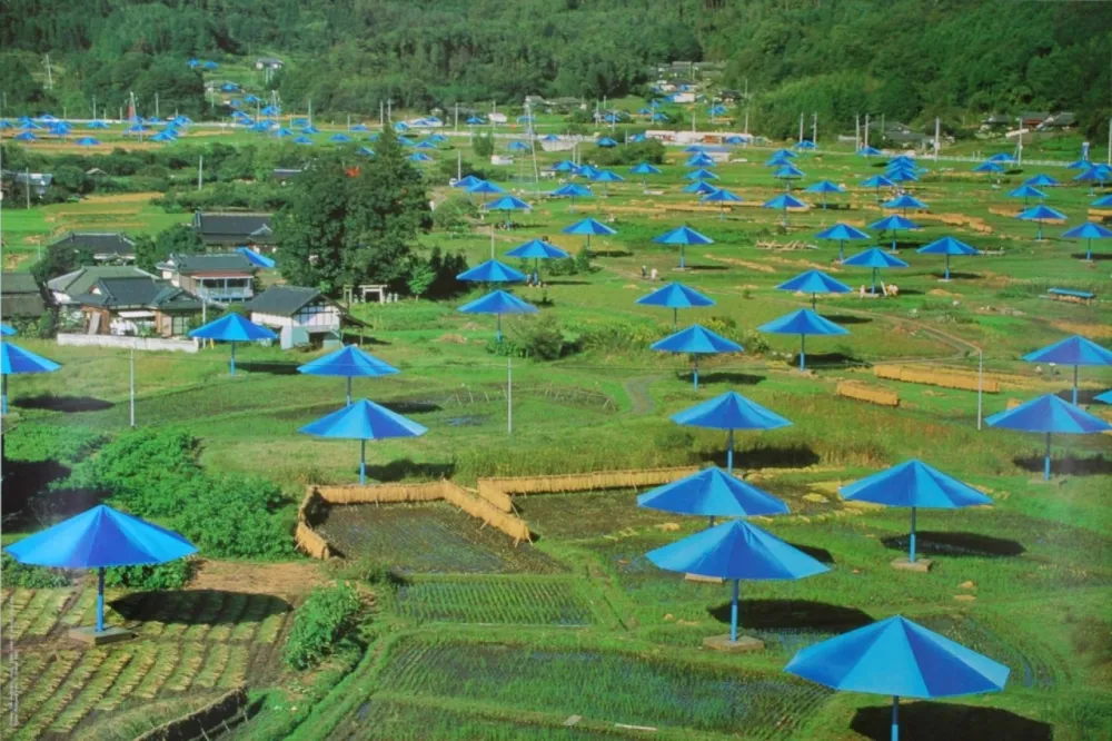 Fotografie Christo & Jeanne-Claude - The Umbrellas, Ibaraki, Japan