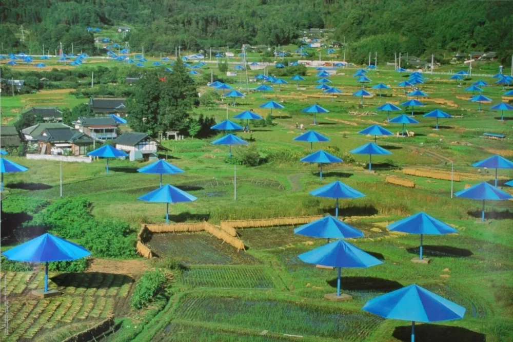 Fotografie Christo & Jeanne-Claude - The Umbrellas, Ibaraki, Japan