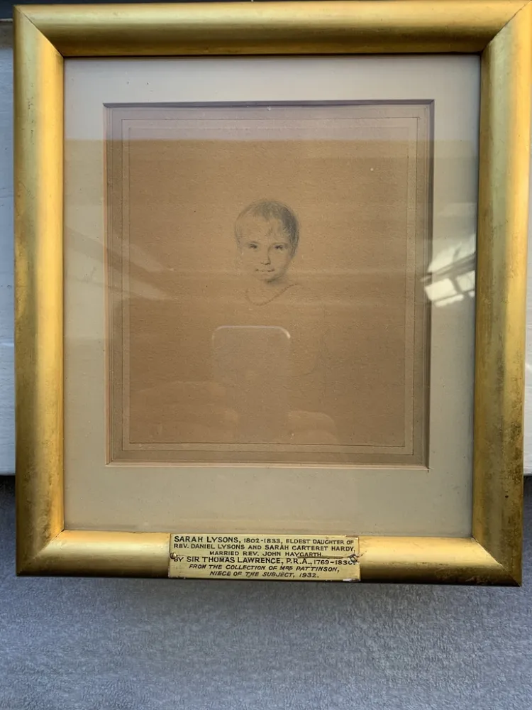 Geen Techniek Lawrence - Sarah Lysons with coral necklace