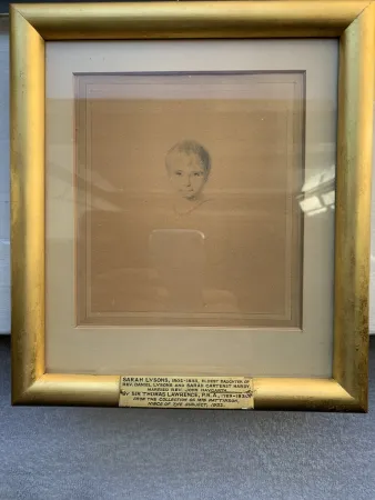 Geen Techniek Lawrence - Sarah Lysons with coral necklace