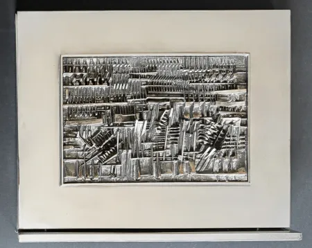 Geen Techniek Pomodoro - Arnaldo Pomodoro (1926 - 2025) - Bassorilievo - Silver sculpture with chrome-plated brass - 1973