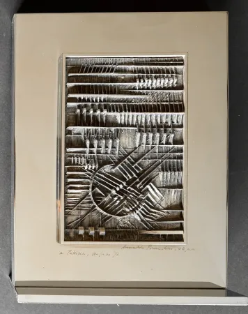 Geen Techniek Pomodoro - Arnaldo Pomodoro (1926 - 2025) - Bassorilievo - Silver sculpture with chrome-plated brass - 1973