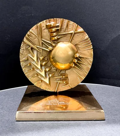Geen Techniek Pomodoro - Arnaldo Pomodoro (1926–2025) - Disco per BSI - Gilded bronze sculpture with a gilded brass base - 1995