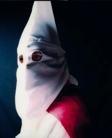 Fotografie Serrano - Andres Serrano (né en 1950)  THE KLAN, KLANSMAN (GREAT TITAN OF THE INVISIBLE EMPIRE IV), 1990-2009.