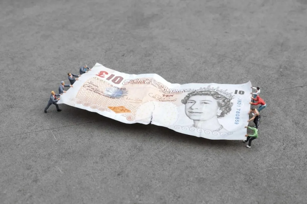 Fotografie Slinkachu - Tug of War, Bank of England, London